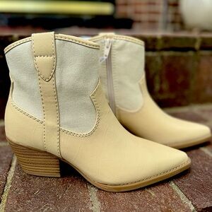 NWT universal thread Kay boots women’s 6.5